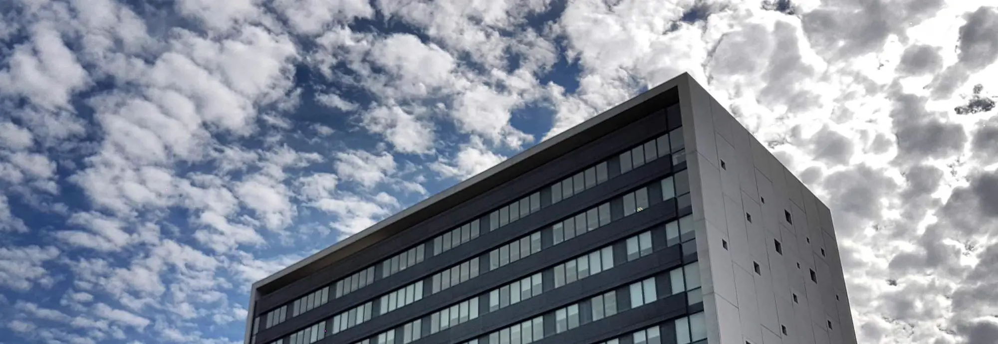 Edificio judicial de Granollers bajo un cielo de nubes